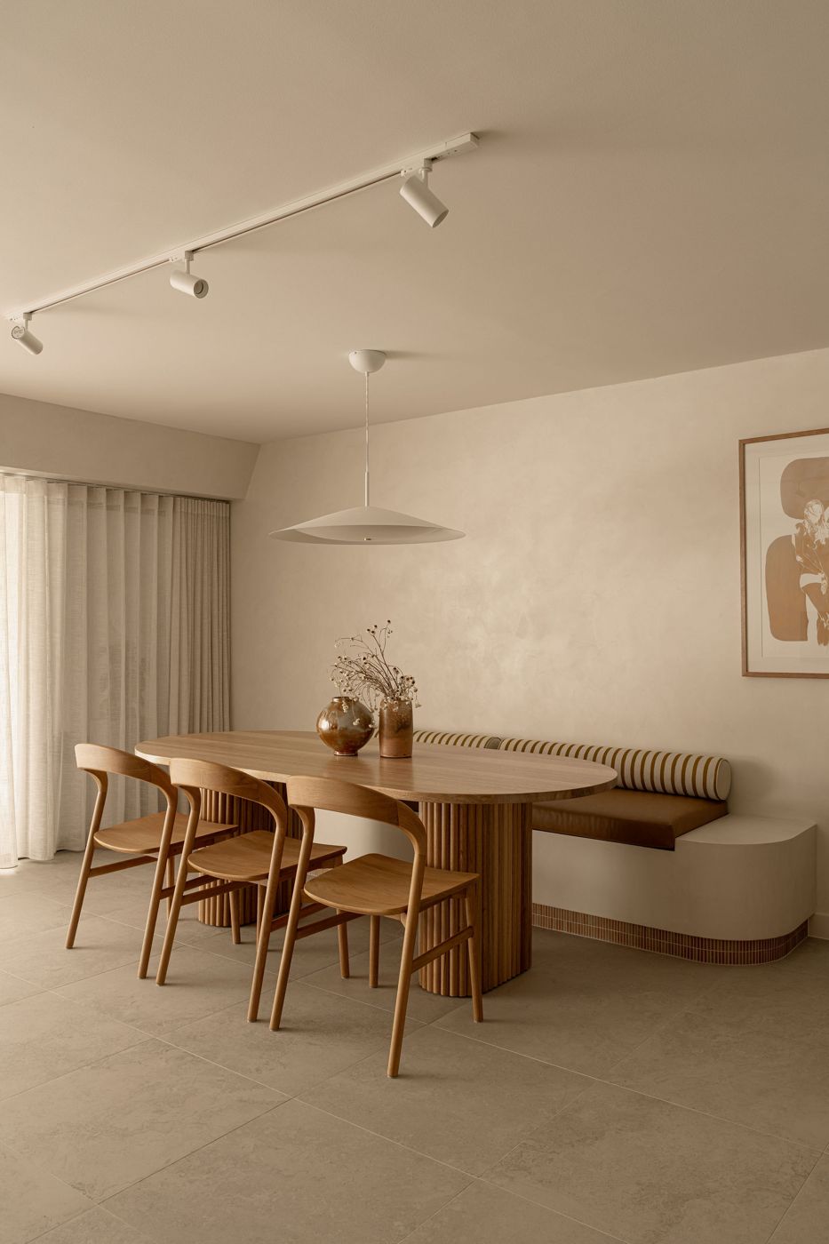 Microcement walls in a dining space
